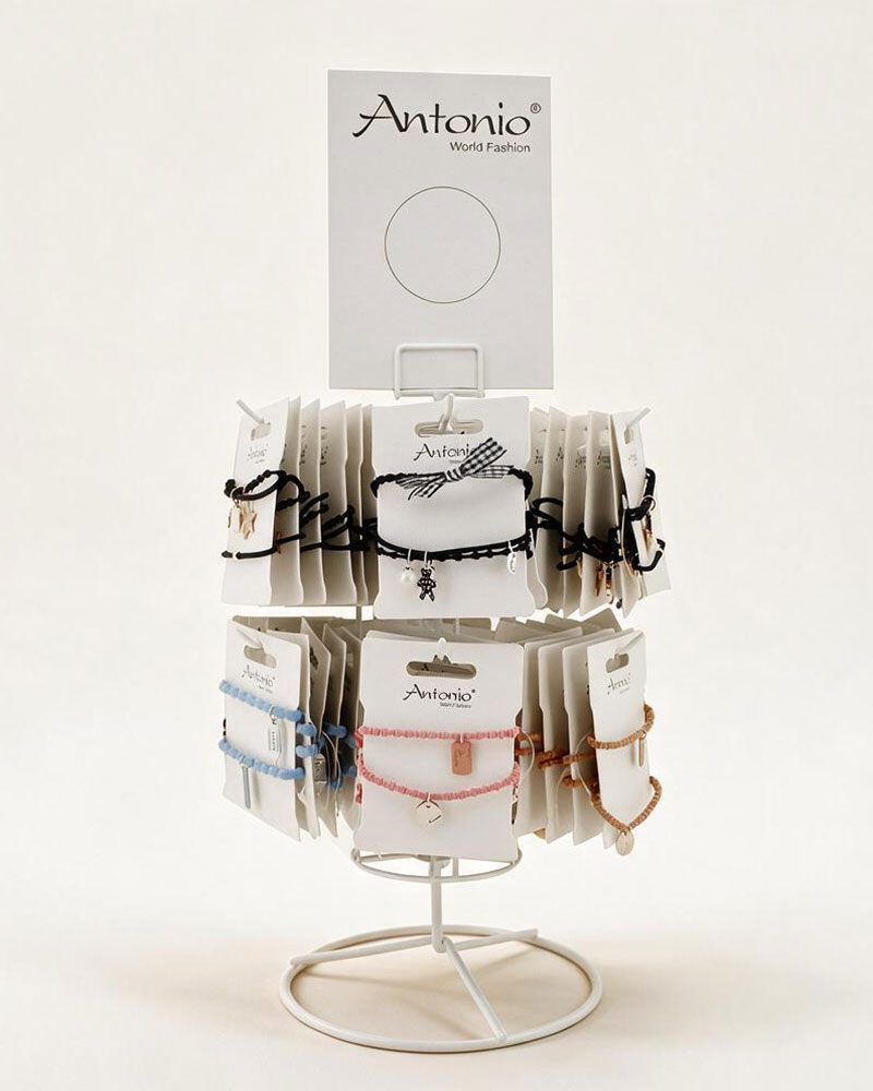 Weißes Tresendisplay mit feinen Armbändern und kleinen Charms