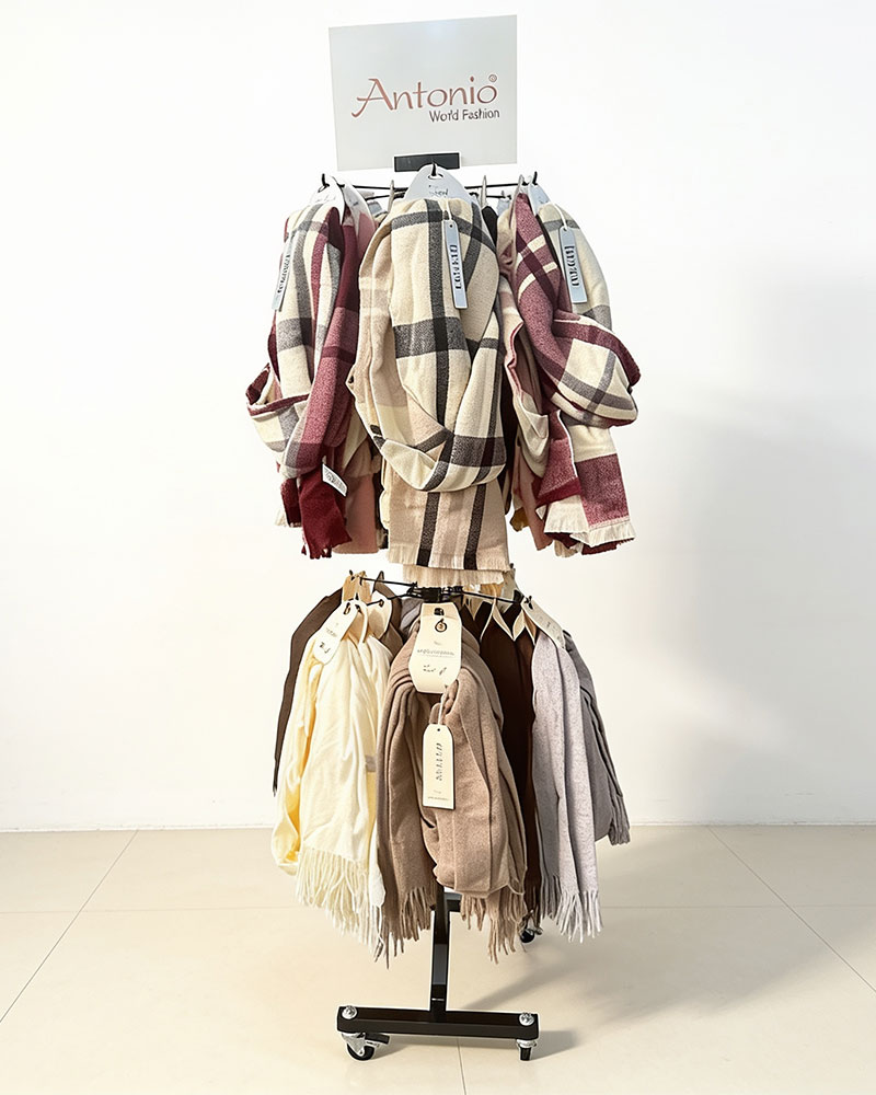 Drehdisplay mit karierten Winterschals in Beige, Braun und Bordeaux