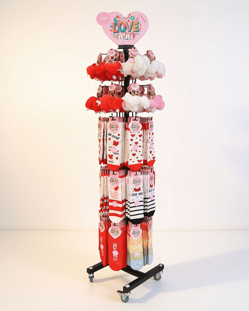 Love-You-Display mit Socken und kleinen Geschenkartikeln